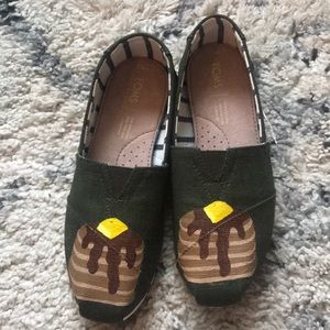 Hand painted pancake women’s toms size 6